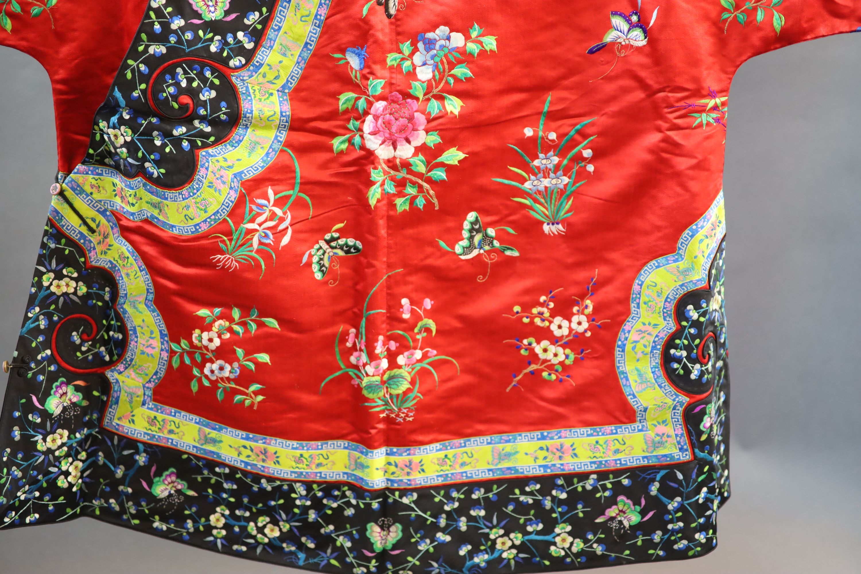 A Chinese red silk robe, early 20th century